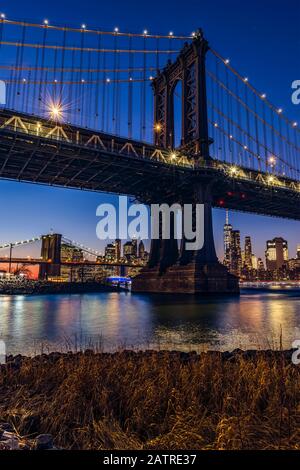 Manhattan Bridge bei Sonnenuntergang, Brooklyn Bridge Park; Brooklyn, New York, Vereinigte Staaten von Amerika Stockfoto