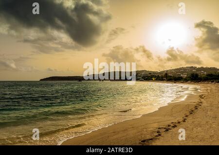 Sonnenaufgang auf Dickenson Bay, St. John's, Antigua und Barbuda Stockfoto