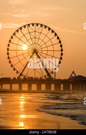 Sonnenaufgang am Atlantic City Beach; Atlantic City, New Jersey, Vereinigte Staaten von Amerika Stockfoto