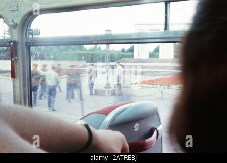 Soldaten und Zivilisten sind an einem Kontrollpunkt in West-Berlin, Deutschland, durch das Fenster eines Touristenbus, 1970, zu sehen. () Stockfoto