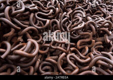 Rostiges Metall, das zum Recycling gesammelt wird. Haufen rostige Eisenklemmen, die in der Eisenbahnkonstruktion verwendet werden. Alte Eisenbahn-Metallclips Stockfoto