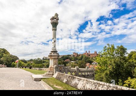 Comillas, Spanien. Blick auf die Universidad Pontificia (Päpstliche Universität) von den Gärten des Palastes von Sobrellano Stockfoto