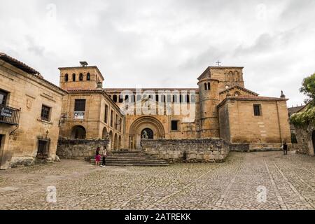 Santillana del Mar, Spanien. Die Hauptfassade der Kollegiatkirche Santa Juliana Stockfoto