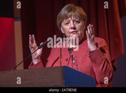 In Mecklenburg-Vorpommern. Februar 2020. Kanzlerin Angela Merkel (CDU) spricht die Gäste beim traditionellen Neujahrsempfang des CDU-Kreisverbandes Vorpomern-Greifswald an. Mehr als 350 Gäste aus Politik, Wirtschaft, Wissenschaft und Verwaltung des Landkreises sind auf dem Kulturbahnhof der Stadt zu der Veranstaltung eingeladen. Kredit: Jens Büttner / dpa-Zentralbild / dpa / Alamy Live News Stockfoto