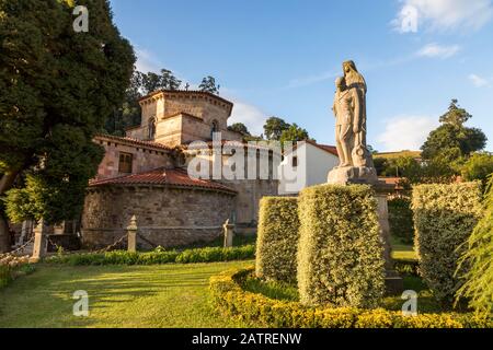 Puente Viesgo, Spanien. Denkmal für den Leutnant Joaquin Fuentes Pila und die Kirche San Miguel Stockfoto