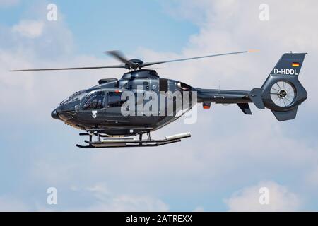Fairford/GROSSBRITANNIEN - 12. JULI 2018: Eurocopter EC-135 D-HDDL-Schulungshubschrauber der deutschen Marine Ankunft und Landung für RIAT Royal International Ai Stockfoto