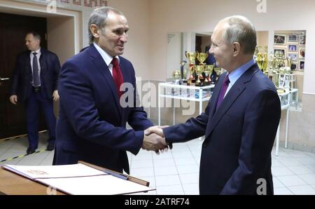 Cherepovets, Russland. Februar 2020. Der russische Präsident Wladimir Putin, rechts, wird vom Direktor des Martial Arts Centre, Yury Filimonov, bei einem Besuch des Schulungszentrums in der Region Vologda am 4. Februar 2020 in Cherepovets, Russland, begrüßt. Credit: Evgeny Biyatov/Kreml Pool/Alamy Live News Stockfoto