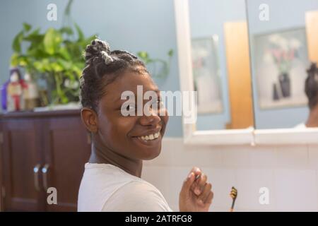 Portrait eines glücklichen Teenagers, der an einer bipolaren Störung leidet Stockfoto