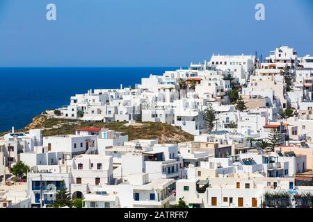 Grota Stadt mit den traditionellen weißen Häusern und Blick auf die Ägäis; Grota, Naxos Insel, Kykladen, Griechenland Stockfoto