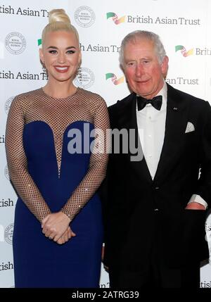 Der Prince of Wales mit Musiker Katy Perry, während er einen Empfang mit der Duchess of Cornwall für Anhänger des British Asian Trust im Banqueting House, Whitehall, London besucht. Stockfoto