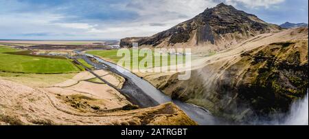 Skogafoss, ein Wahrzeichen Wasserfall, und Skoga River; Island Stockfoto