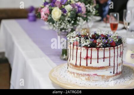 Ein Detailbild des großen Hochzeitstuchens mit Waldfrüchten und Erdbeeren. Stockfoto