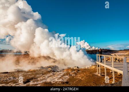 Touristen fotografieren die Gunnuhver Hot Springs, Reykjanes Peninsula; Island Stockfoto