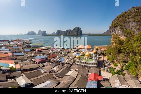 Schöne Landschaft Moschee Meer und Himmel im Sommer auf der Insel Punyi, Ko Panyi oder Koh Panyee, moslemische Fischer Dorf Sehenswürdigkeiten Reisen mit dem Boot Stockfoto