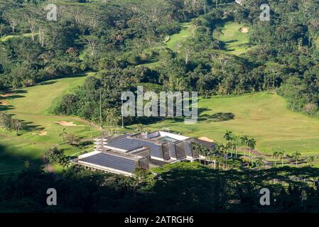 Honolulu, HI - 23. Januar 2020: Luftbild der Sonnenkollektoren auf dem Golfclub Ko'olau vom Aussichtspunkt Nu'uanu Pali in Oahu Stockfoto