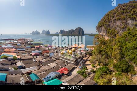 Schöne Landschaft Moschee Meer und Himmel im Sommer auf der Insel Punyi, Ko Panyi oder Koh Panyee, moslemische Fischer Dorf Sehenswürdigkeiten Reisen mit dem Boot Stockfoto