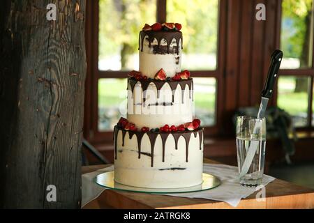 Ein Detailbild des großen Hochzeitstuchens mit Waldfrüchten und Erdbeeren. Stockfoto