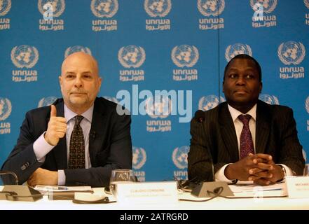 (200204) -- BEIRUT, 4. Februar 2020 (Xinhua) -- Claudio Cordone (L), Direktor des Hilfswerks der Vereinten Nationen (UNRWA) im Libanon, nimmt am 4. Februar 2020 an einer Pressekonferenz in Beirut, Libanon Teil. Das Hilfswerk der Vereinten Nationen (UNRWA) hat am Dienstag seinen Finanzierungsaufruf für 2020 gestartet, berichtete die Nationale Nachrichtenagentur. (Foto von Bilal Jawich/Xinhua) Stockfoto