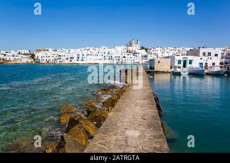 Wellenbrecher, Alter Hafen von Naoussa; Naoussa, Insel Paros, Kykladen, Griechenland Stockfoto