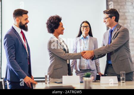 Geschäftsleute schütteln im Büro die Hände. Erfolgreiche Besprechung wird beendet. Stockfoto