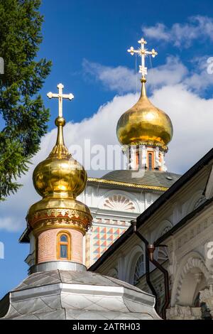 Goldzwiebelkuppen, Trinity Sergius Lavra Monastery Complex; Sergiev Posad, Moskauer Gebiet, Russland Stockfoto