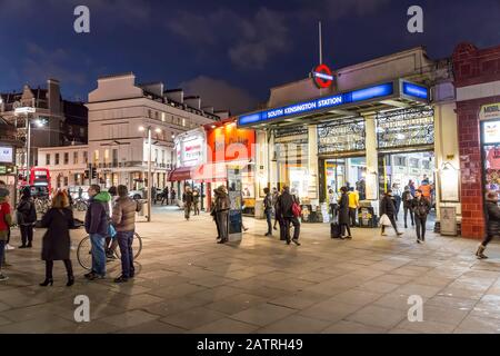 South Kensington Station in der Dämmerung, London Stockfoto