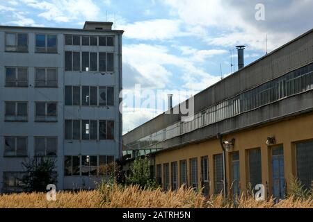 Eine verlassene Fabrik in der Nähe einer Stadt wartet auf den Spuren der Entdecker. Stockfoto