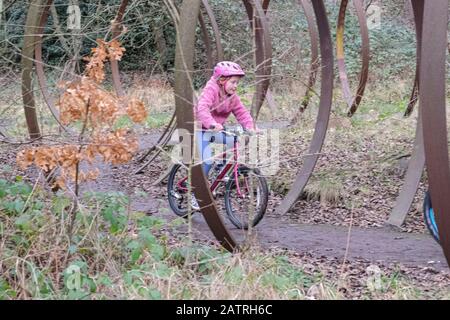 "Rotieren" von Trudi Entwistle - 40 riesige Stahlhosen, die im Kreis auf Dem Spen Valley Greenway liegen, der eine 7-Meilen-Route auf dem National Cycle Network ist Stockfoto