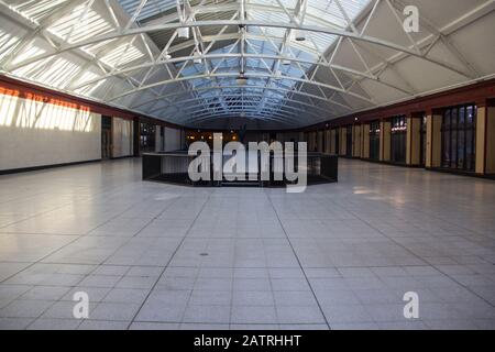 Das Innere eines ehemaligen Bahnhofs Stockfoto