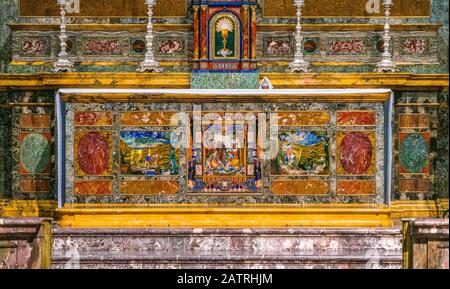 Wunderbarer Hauptaltar in der Sankt-Lorenz-Basilika in Florenz, Toskana, Italien. Stockfoto