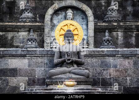 Buddha-Statue im buddhistischen Kloster Brahma Vihara Arama; Banjar, Bali, Indonesien Stockfoto