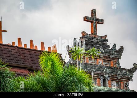 Überqueren Sie den Pura Gereja (der Tempel der Kirche) im Calvinisten Dorf Blimbingsari; Bali, Indonesien Stockfoto