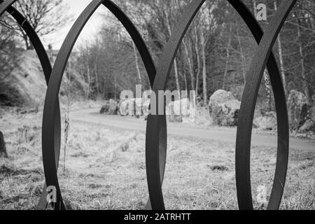 "Rotieren" von Trudi Entwistle - 40 riesige Stahlhosen, die im Kreis auf Dem Spen Valley Greenway liegen, der eine 7-Meilen-Route auf dem National Cycle Network ist Stockfoto