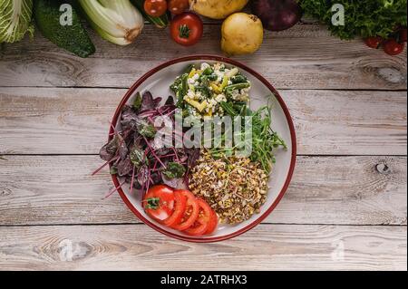 Vegetarischer Salat mit Bohnen, Gemüse, Rübenblättern, geroteten Samen, grünen Erbsensprossen. Draufsicht. Kopierbereich Stockfoto