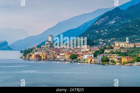 Malcesine, schöne kleine Stadt am Gardasee. Venetien, Provinz Verona, Italien. Stockfoto