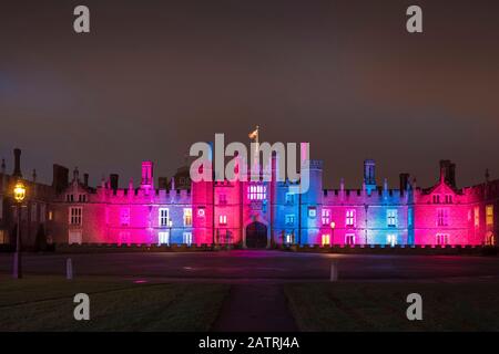 Hampton Court Palace mit leuchtenden Weihnachtslichtern; London, England Stockfoto