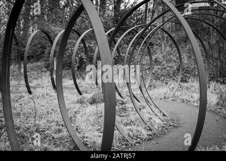 "Rotieren" von Trudi Entwistle - 40 riesige Stahlhosen, die im Kreis auf Dem Spen Valley Greenway liegen, der eine 7-Meilen-Route auf dem National Cycle Network ist Stockfoto