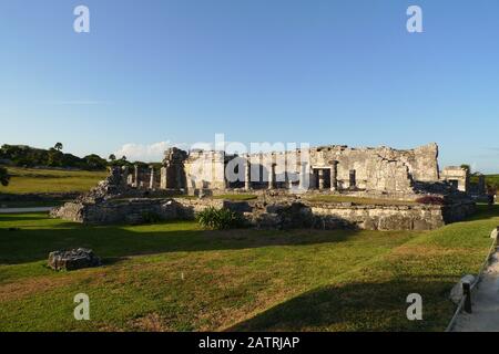 Die Maya-Ruinen in der Archäologischen Zone von Tulum, Tulum, Quintana Roo, Mexiko. Diese Ruinen sind eindeutig, weil sie direkt am karibischen Meer liegen. Stockfoto