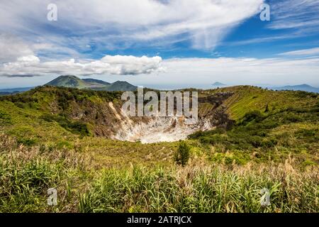 Krater des Vulkans Mount Mahawu; Nord-Sulawesi, Indonesien Stockfoto