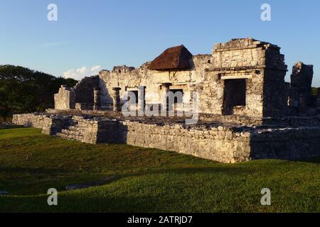 Die Maya-Ruinen in der Archäologischen Zone von Tulum, Tulum, Quintana Roo, Mexiko. Diese Ruinen sind eindeutig, weil sie direkt am karibischen Meer liegen. Stockfoto