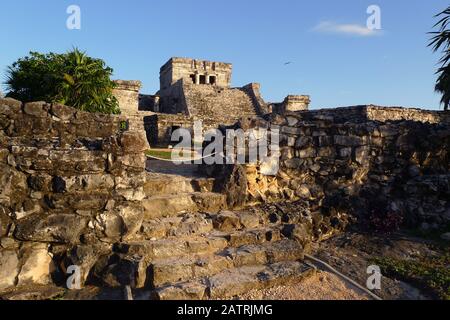 Die Maya-Ruinen in der Archäologischen Zone von Tulum, Tulum, Quintana Roo, Mexiko. Diese Ruinen sind eindeutig, weil sie direkt am karibischen Meer liegen. Stockfoto