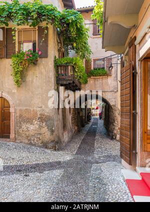 Malcesine, schöne kleine Stadt am Gardasee. Venetien, Provinz Verona, Italien. Stockfoto