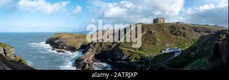 Ein Blick auf die Küste rund um Tintagel. Camelot Castle Hotel im dritten Teil des Rahmens. North Cornwall, Großbritannien. Stockfoto