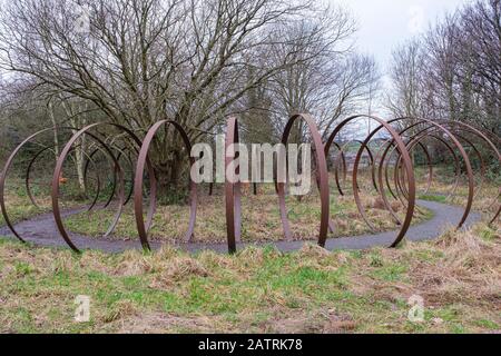 "Rotieren" von Trudi Entwistle - 40 riesige Stahlhosen, die im Kreis auf Dem Spen Valley Greenway liegen, der eine 7-Meilen-Route auf dem National Cycle Network ist Stockfoto