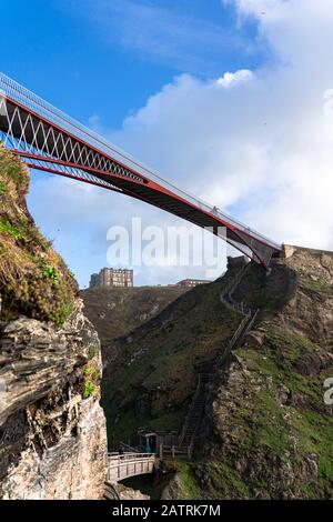 Blick auf die Tintagel-Brücke - Die neue Brücke, die zur Tintagel Castle führt, die Burg von König Arthur in NordCornwall, England, Großbritannien. Stockfoto