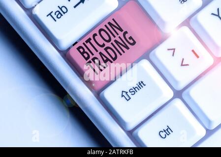 Hinweis zum Bitcoin Trading. Geschäftskonzept für den Kauf und Verkauf von Kryptokurrency auf dem Aktienmarkt Stockfoto