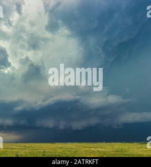 Über den Hochebenen des Texas Panhandle, Texas, USA, bricht ein enormer Gewitteraufwind aus Stockfoto