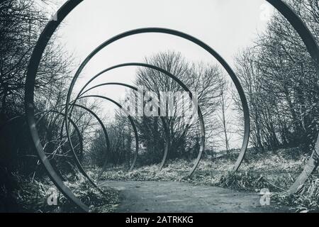 "Rotieren" von Trudi Entwistle - 40 riesige Stahlhosen, die im Kreis auf Dem Spen Valley Greenway liegen, der eine 7-Meilen-Route auf dem National Cycle Network ist Stockfoto