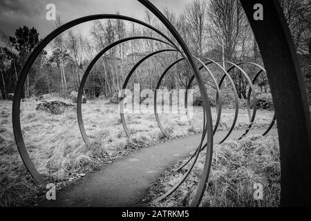 "Rotieren" von Trudi Entwistle - 40 riesige Stahlhosen, die im Kreis auf Dem Spen Valley Greenway liegen, der eine 7-Meilen-Route auf dem National Cycle Network ist Stockfoto