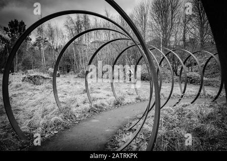 "Rotieren" von Trudi Entwistle - 40 riesige Stahlhosen, die im Kreis auf Dem Spen Valley Greenway liegen, der eine 7-Meilen-Route auf dem National Cycle Network ist Stockfoto